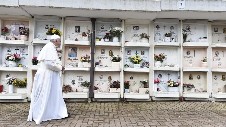 El Papa conmemorará a los fieles difuntos con una misa sin fieles