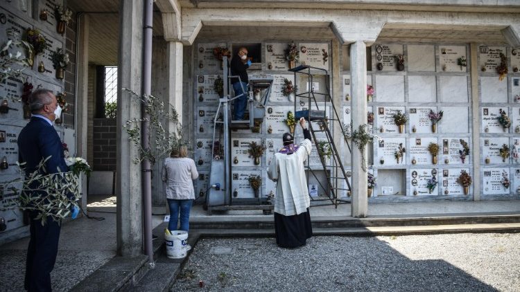 El Vaticano amplía las indulgencias plenarias para los difuntos