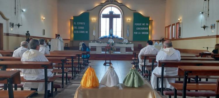 En la misa crismal, Mons. Corral llamó a los sacerdotes a "no bajar los brazos"