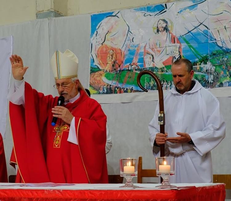 Es viudo, padre de dos hijos y será ordenado sacerdote