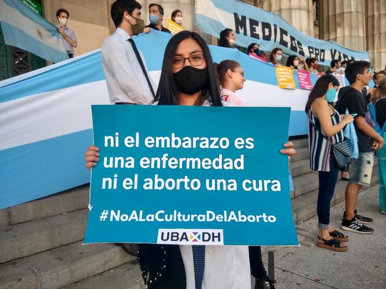 Estudiantes y profesionales de la UBA en contra del aborto