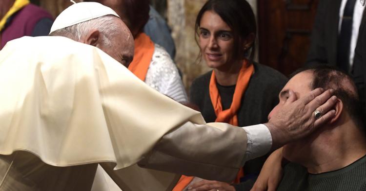 Francisco en el Ángelus: "Se ama a Dios si se ama al prójimo"