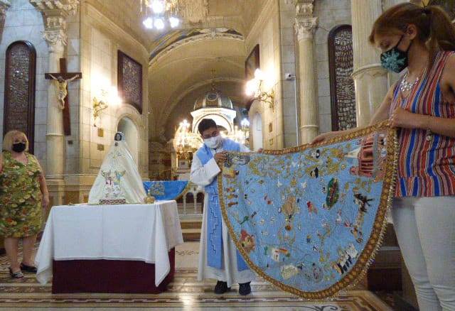 La Virgen del Valle ya luce su nuevo manto de fiesta