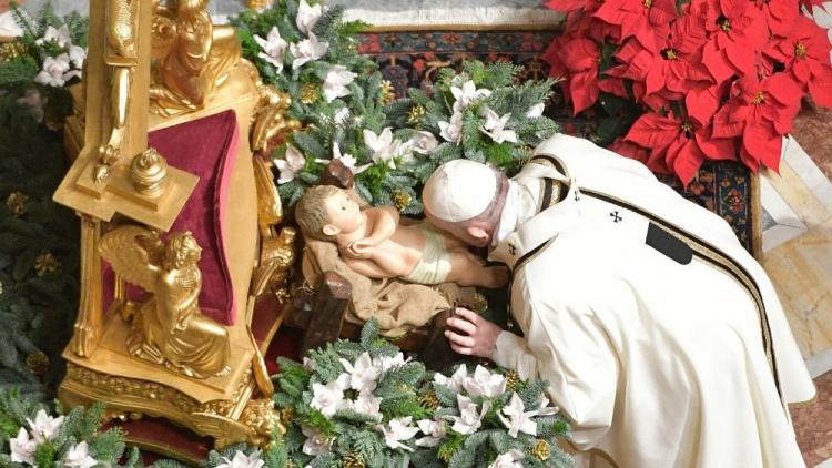 Nochebuena: Dios nació como un niño para movernos a cuidar de los demás