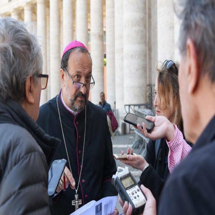 Mons. Barba alentó a los periodistas a no bajar nunca los brazos