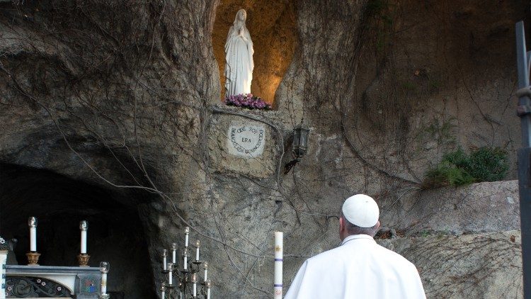 Pandemia: Cómo acompañar al Papa en el rezo del Rosario