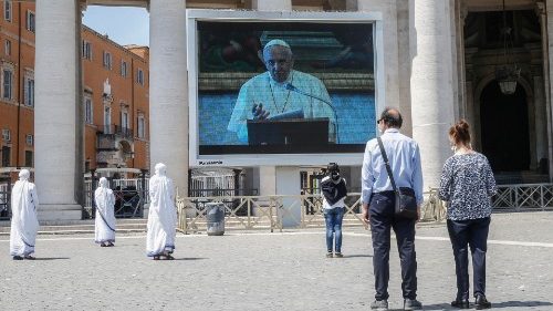 Regina Coeli: "El Espíritu Santo crea hombres y mujeres nuevos"