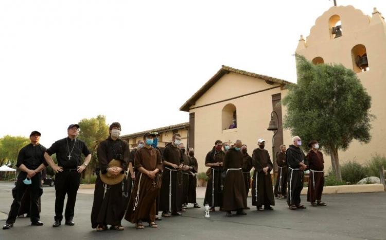 Rezando y cantando defienden el legado de san Junípero Serra ante los manifestantes