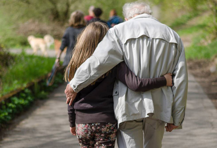 Tengan gestos de ternura con los ancianos, pidió el Papa en el día de los abuelos