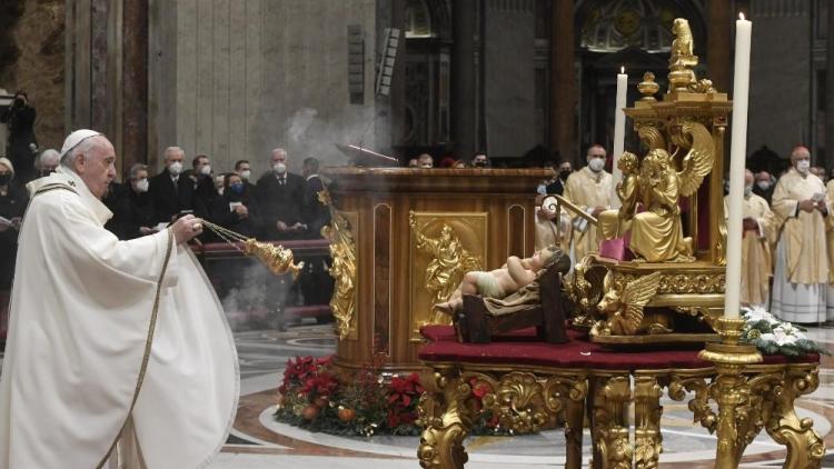 "Abraza a Jesús en los pequeños de hoy", pidió Francisco en Nochebuena