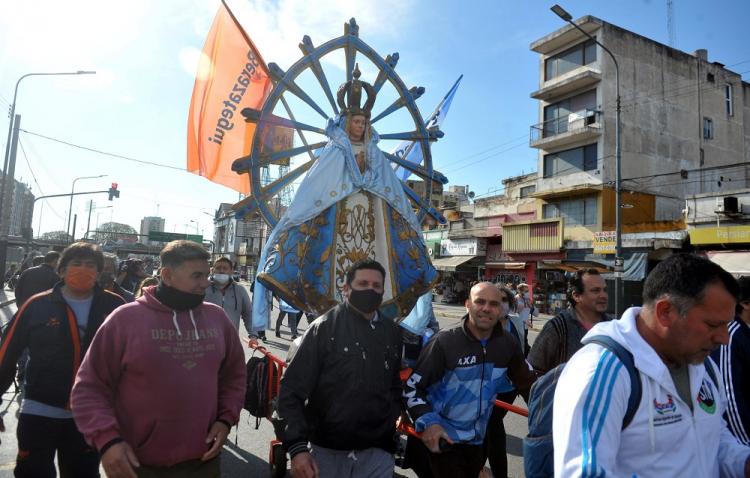 Acompañados por la imagen de la Virgen, miles de devotos caminan a Luján