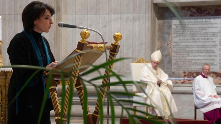 Ahora el Derecho Canónico habilita a las mujeres al servicio de la Palabra y el altar