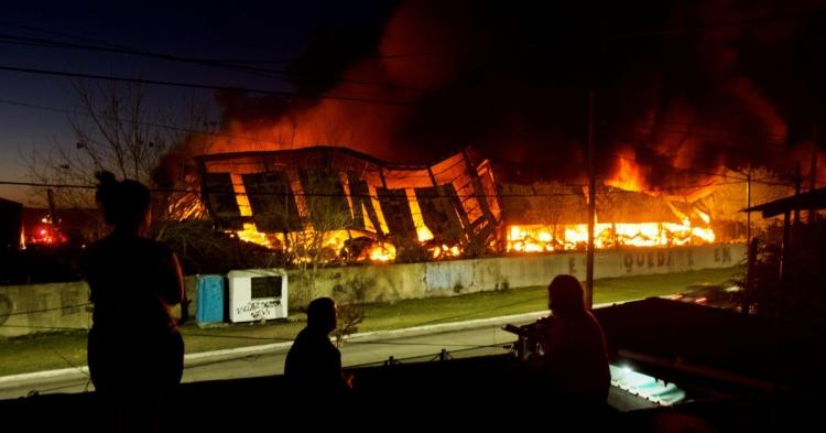 Cercanía de Mons. Tissera con los afectados por el incendio en Bernal