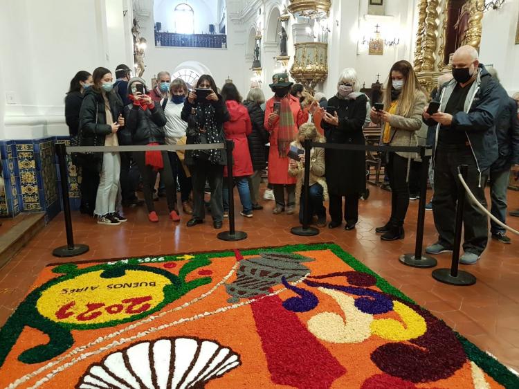 Con una "alfombra mundial" honraron a Santiago Apóstol