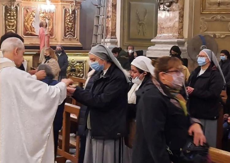 El cardenal Poli agradeció el trabajo silencioso y fecundo de los consagrados