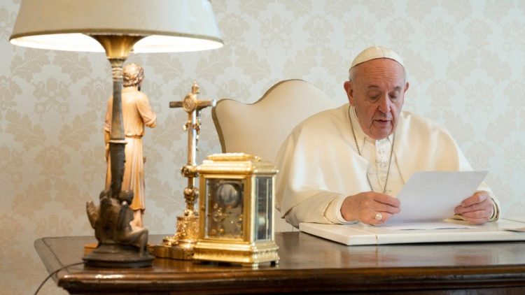 El Papa a los Movimientos Populares: "soñemos juntos para evitar el abismo"