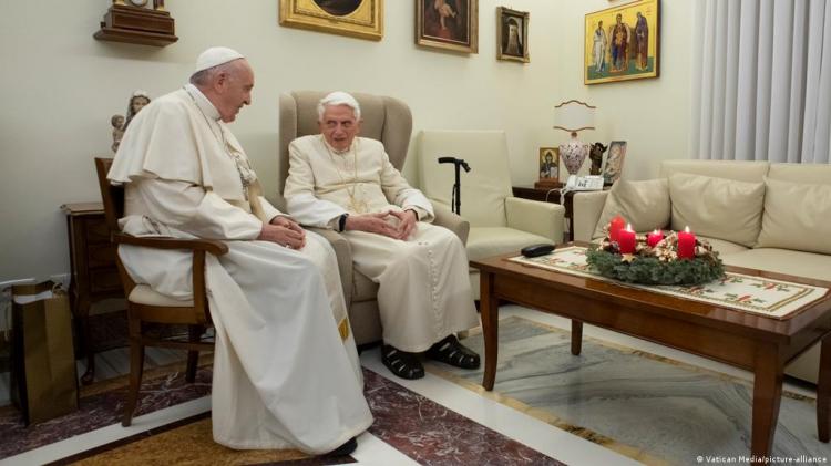 Francisco y Benedicto XVI recibieron la tercera dosis de la vacuna anticovid