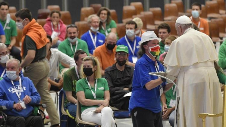 El Papa: "Salgan a las periferias, están llenas de soledad y heridas"