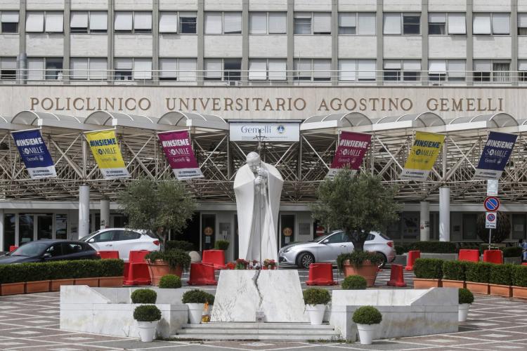 El Papa sigue recuperándose y el domingo rezará el Ángelus desde el hospital