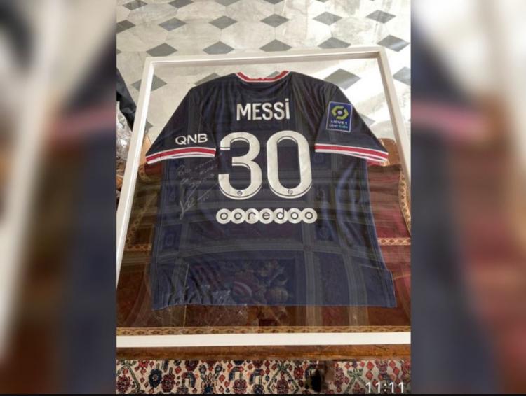 El primer ministro francés sorprende al Papa con un regalo de Messi