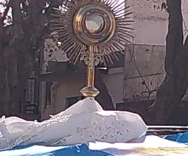 El Santísimo acompañó a los porteños en la celebración del Corpus Christi