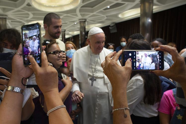 Emotivo abrazo del Papa a un centenar de refugiados y personas sin hogar