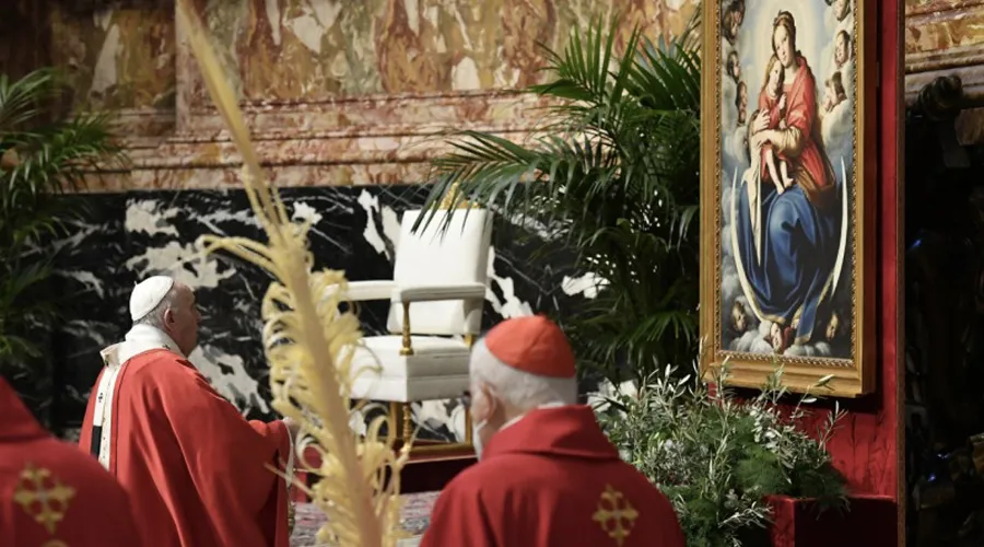 En el Ángelus, Francisco llamó a imitar a la Virgen en nuestro "Viacrucis cotidiano"