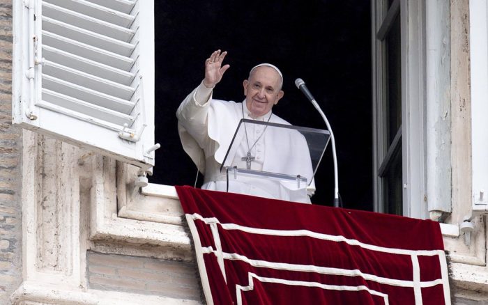 En el Ángelus, Francisco recordó que la clave para sobresalir es servir