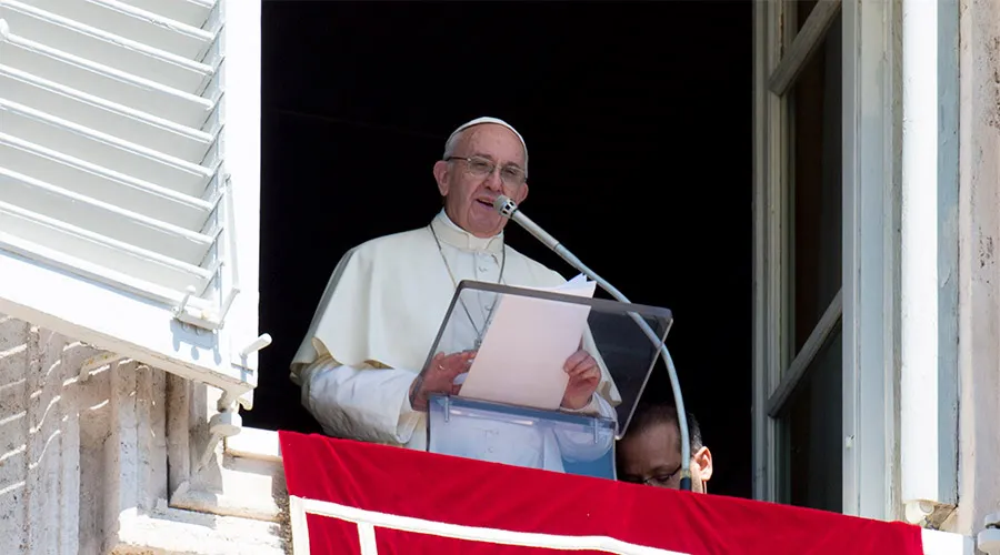 Francisco en el Regina Coeli: "Jesús no nos abandona, permanece en oración"