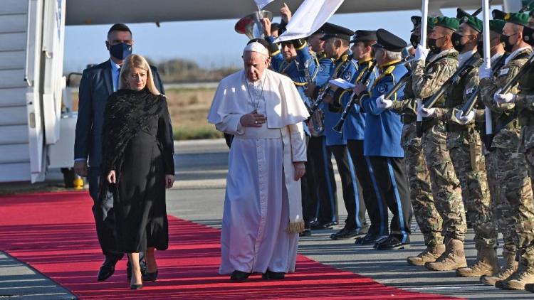 Francisco llegó a Chipre y fue recibido por la presidenta del Parlamento