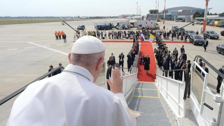 Francisco se despide de los eslovacos y regala una rosa de oro al santuario de Sastín