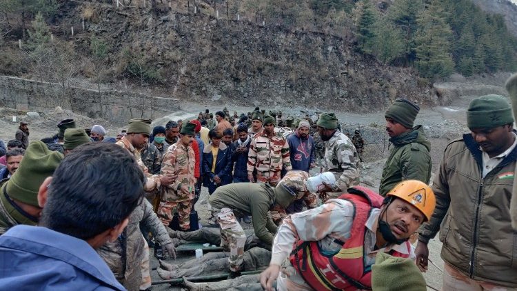 Francisco rezó por las víctimas de la catástrofe natural ocurrida en el Himalaya