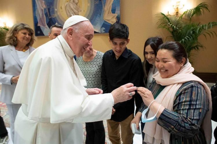 Francisco se reunió con familias cristianas que huyeron de Afganistán