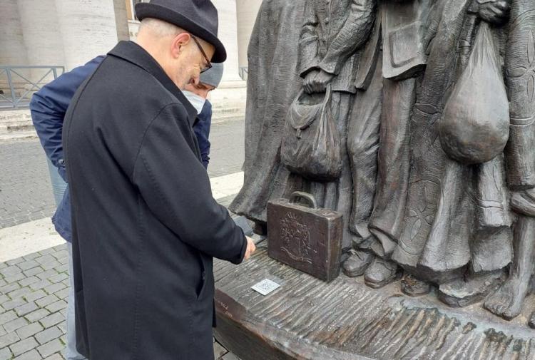 Instalan un código QR en la escultura de la Plaza de San Pedro que interpela sobre los migrantes