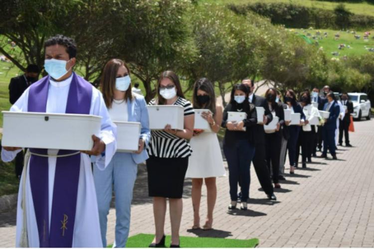 Quito: Celebran el funeral por 25 bebés que fueron abortados y abandonados