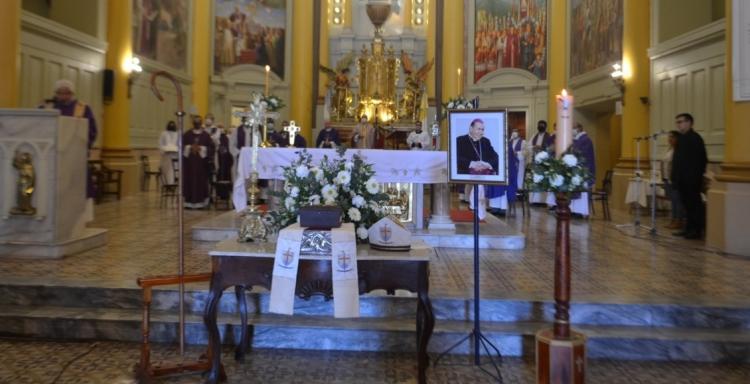 La comunidad riojana despidió a monseñor Roberto Rodríguez