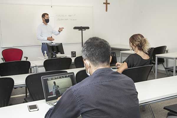 La UCA equipó 275 aulas para brindar clases híbridas