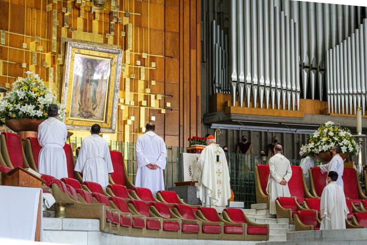 Los mexicanos rezan ante la Virgen de Guadalupe por unas elecciones en paz