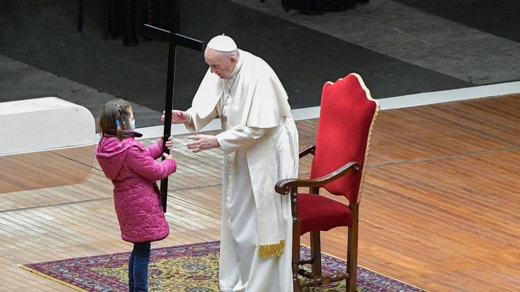 Los niños protagonizaron el Viacrucis del Viernes Santo junto al papa Francisco