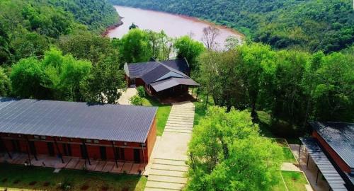 A orillas del río, el clero de Puerto Iguazú realiza ejercicios espirituales