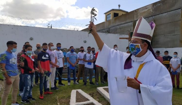 Misa y sacramentos a los reclusos del penal de Batán