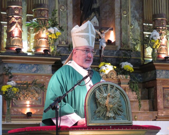 Mons. Azpiroz Costa: Poner la mirada en las personas mayores, "canal evangelizador"