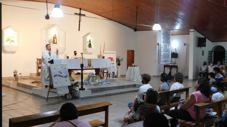 Mons. Canecín: "Dios quiso tener el calor de una mamá y el cobijo de un papá"