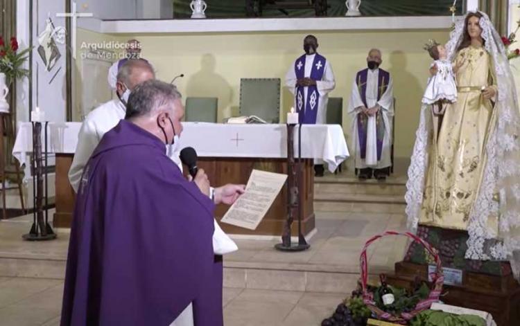 Mons. Colombo bendijo los frutos de la tierra ante la Virgen de la Carrodilla