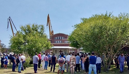 Mons. Fernández visitó y alentó a los trabajadores del Astillero Río Santiago