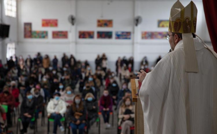 Mons. Gonzalez visitó el colegio Esquiú de City Bell