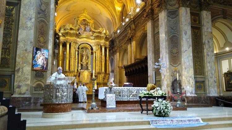 Mons. Lozano "abraza" a familiares de Cromañón a 17 años de la tragedia