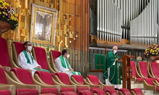 Mons. Lozano le reza a la Virgen de Guadalupe por la arquidiócesis de San Juan