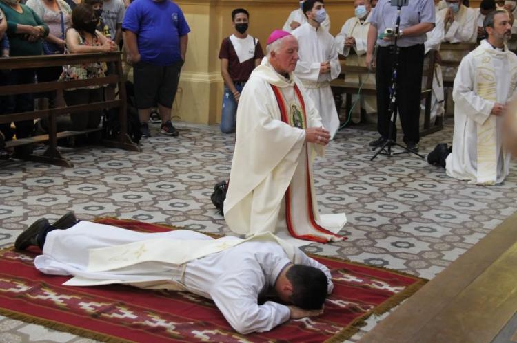 Mons. Maletti ordenó un sacerdote para Merlo-Moreno