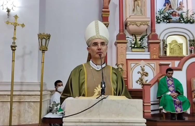 Mons. Montini: "La vida comunitaria va puliendo el virus de la ambición"